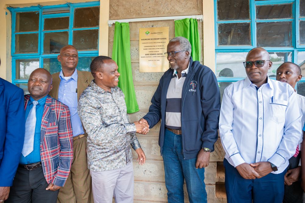 Handshake at the handover plaque